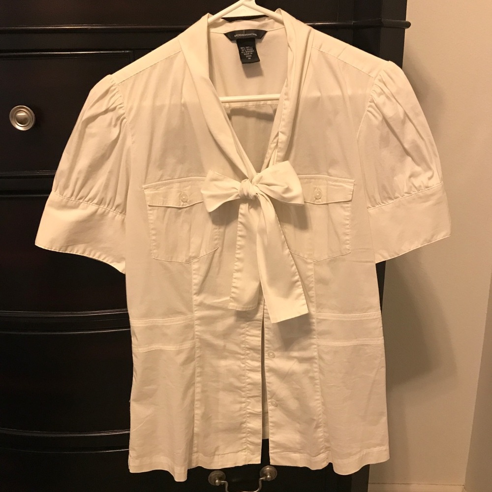 Women’s Button down short sleeve shirt with bow tie neck, Size M